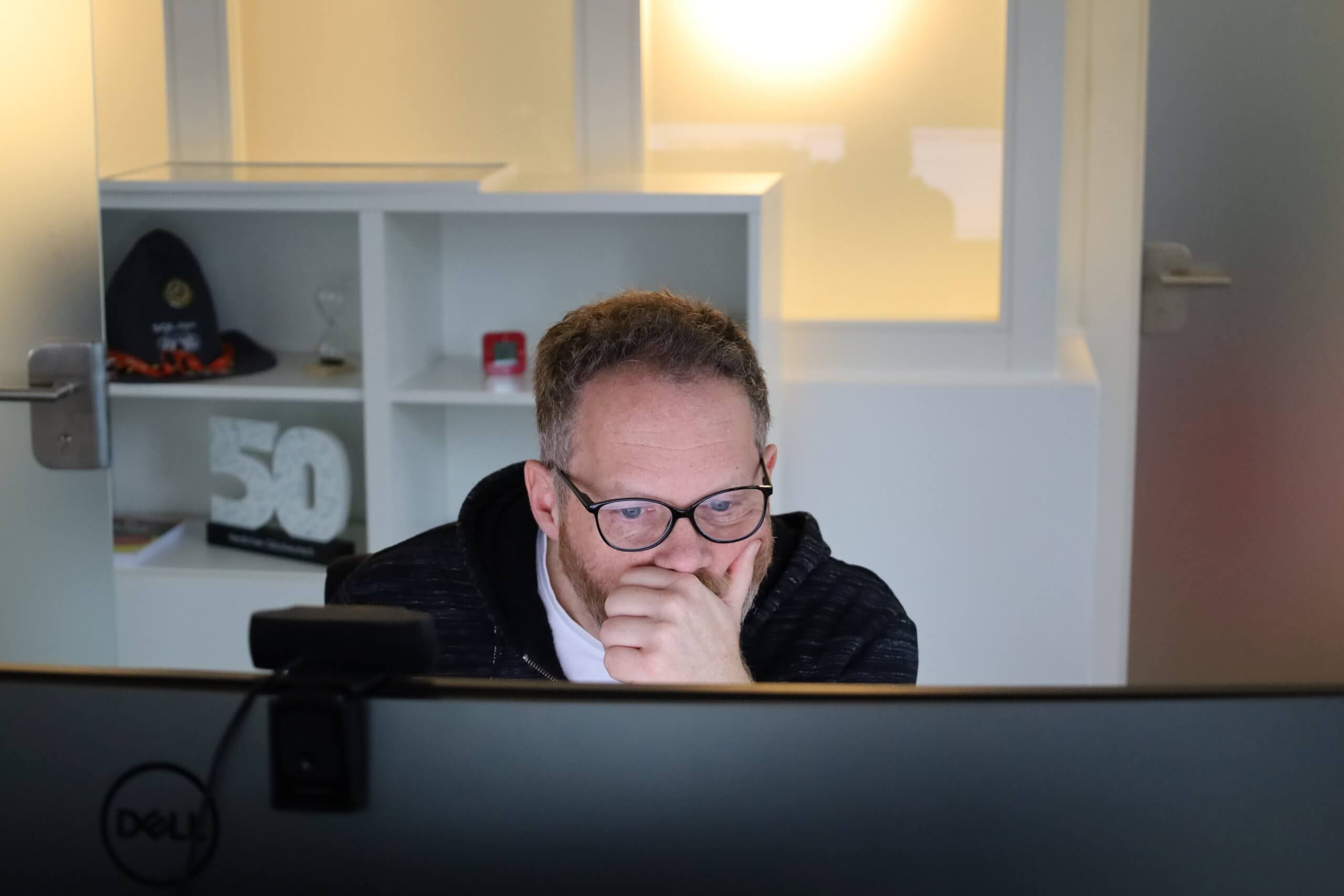 Markus Delhofen am Computer mit Azure