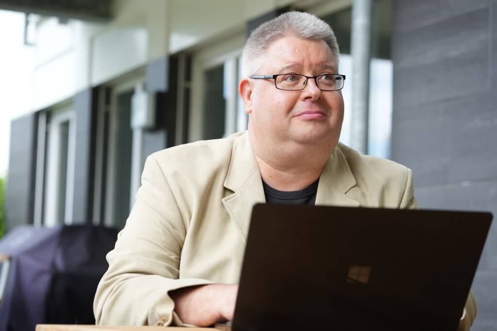 Torsten über Laptop
