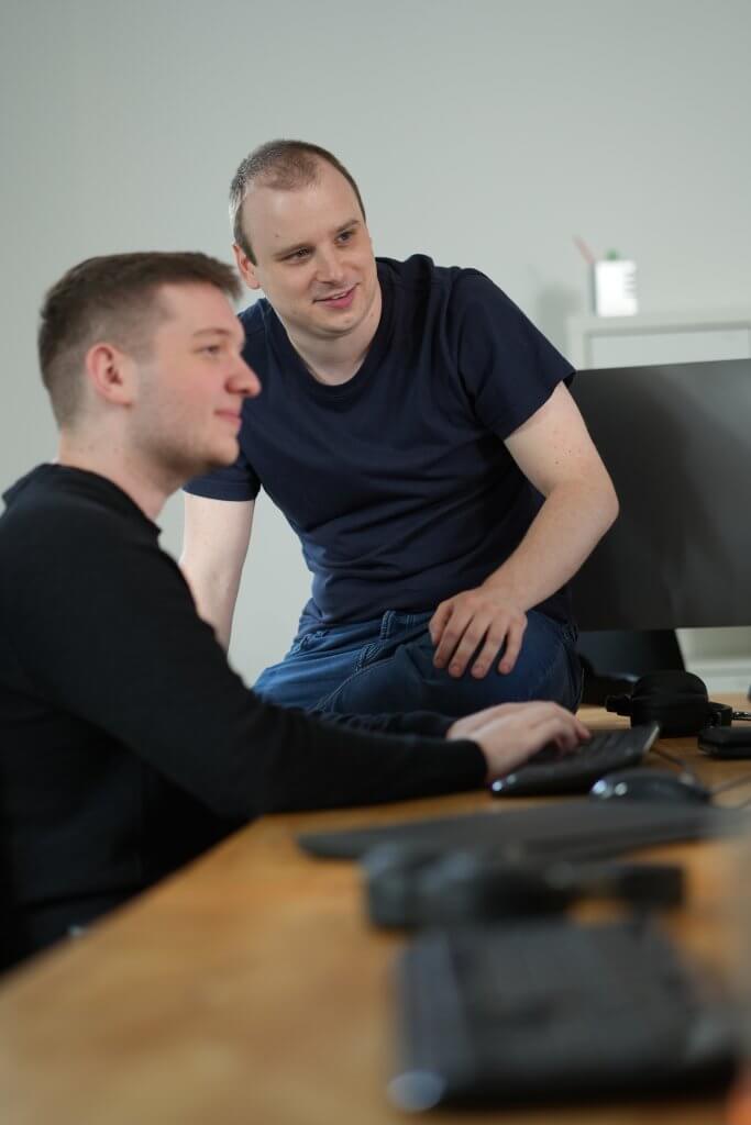 Chris erklärt Sven etwas