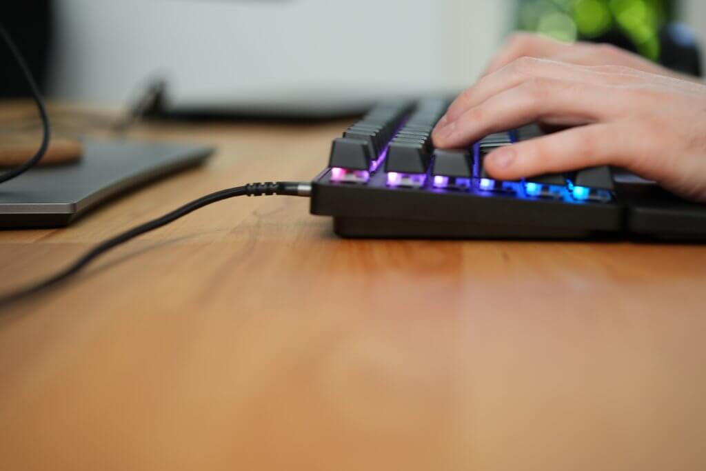 Tastatur mit Hand