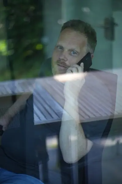 arelium-markus-delhofen-am-telefon